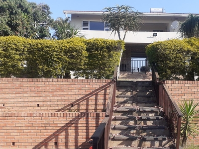 6 Bedroom House For Sale in Amanzimtoti