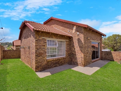 3 Bedroom Duplex For Sale in Wilgeheuwel