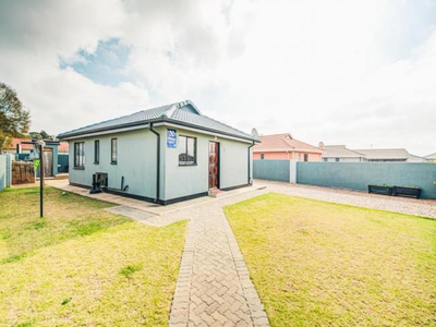 3 Bedroom House for sale in Crystal Park