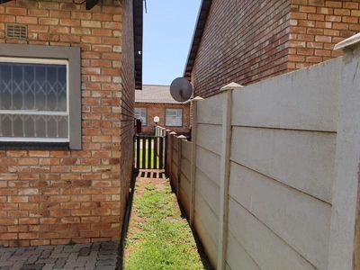 3 Bedroom Townhouse For Sale in Riversdale