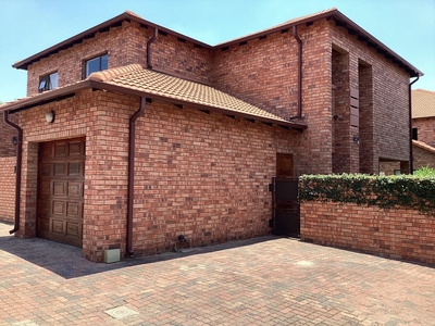 3 Bedroom Townhouse For Sale in Willow Park Manor