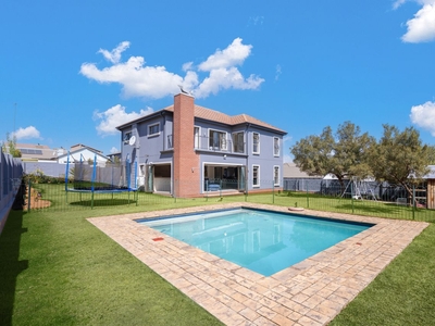 4 Bedroom Freehold For Sale in Fourways
