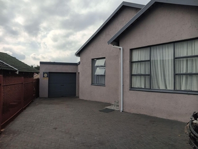 4 Bedroom House For Sale in Kingsview Ext 3