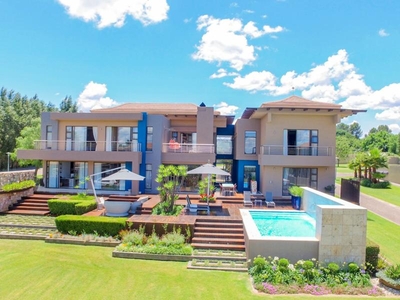 Executive estate living on the Vaal River. Masterly built. Elegant décor and finishes.