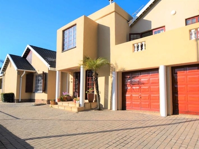 FAMILY HOME ON A LARGE STAND IN GALLO MANOR