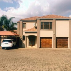 4 Bedroom Duplex For Sale in Safari Gardens