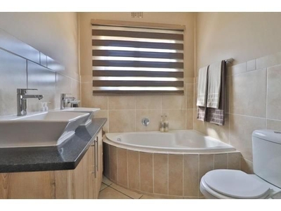 3 Bedroom Townhouse For Sale in Riversdale