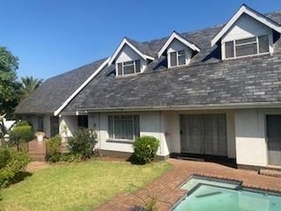 4 bedroom Home with entertainment area and Flatlet in Van Riebeeck Park