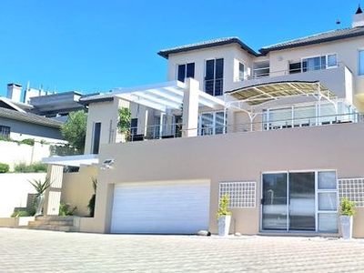 5 Bedroom House For Sale in Country Club