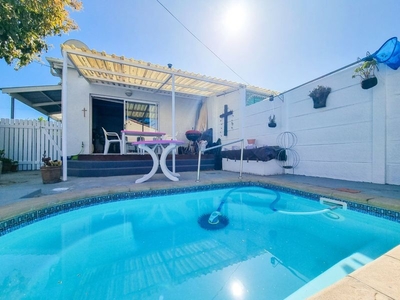 Modern 2-Bedroom Home with Pool and Fireplace at the top of Plumstead