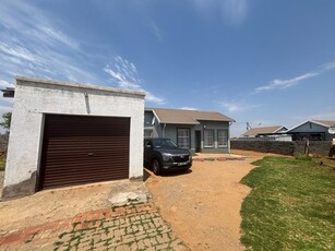 3 Bedroom Townhouse For Sale in Roodepan