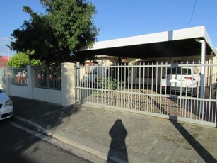 CHURCHILL ESTATE,PAROW-WEST: 4TH/5TH AVE. 4BED/2BATH,4 CAR CARPORT,POOL/BRAAI AREA