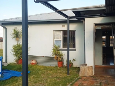 2 Bedroom cottage rented in Maraisburg, Roodepoort