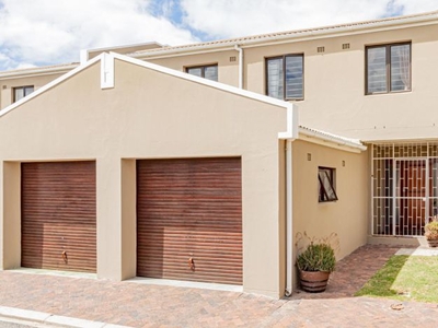 3 Bedroom townhouse - sectional rented in Elfindale, Cape Town