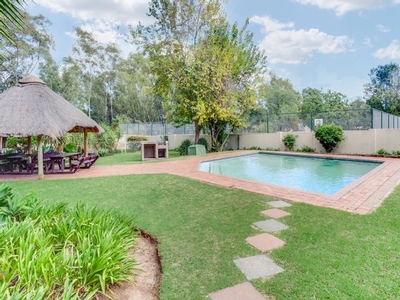 2.5 Bedroom Townhouse For Sale in Douglasdale