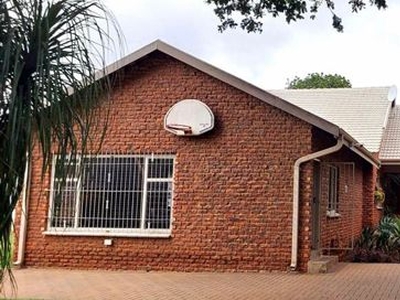 5 Bedroom Freehold For Sale in Garsfontein - 721 Glossoti Street