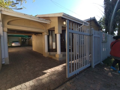 8 Bedroom Guest House Rented in Protea Park