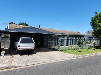 A 3 bedroom home with lots of extras in Oakglen Bellville