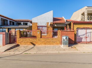 2 Bedroom House For Sale in Diepkloof