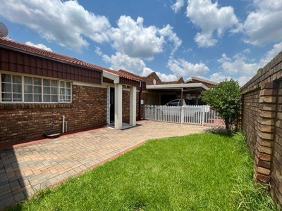 Townhouse For Sale In Florida Lake, Roodepoort
