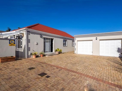 Townhouse For Sale In Sonstraal Heights, Durbanville