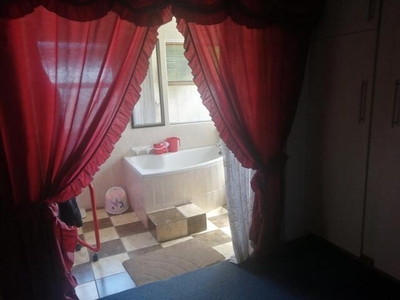 4 bedroom, Uitenhage Eastern Cape N/A