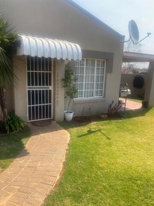 Townhouse For Rent In Fairland, Randburg