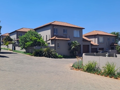 3 Bedroom Townhouse For Sale in Highveld