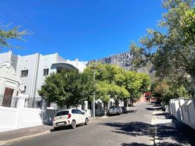 This garden 2 Bed House in Higgovale - Cape Town
