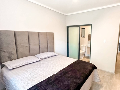 2 Bedroom Apartment / flat for sale in Menlo Park