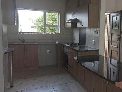 2 Bedroom Apartment / flat to rent in South End