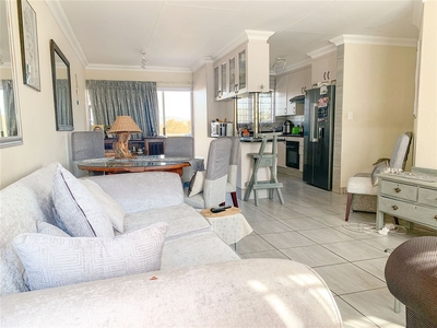 3 Bedroom Apartment For Sale in South Crest