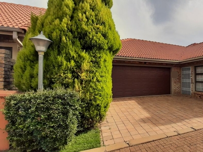 3 Bedroom Freehold For Sale in Mooivallei Park