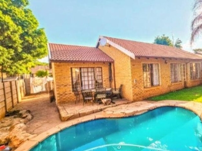 3 Bedroom townhouse - sectional for sale in Doornpoort, Pretoria