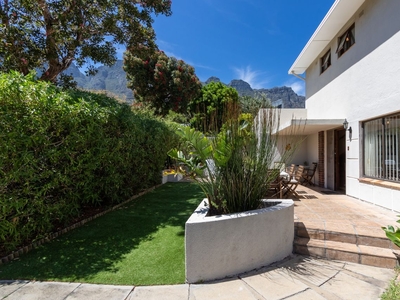5 Bedroom House For Sale in Camps Bay