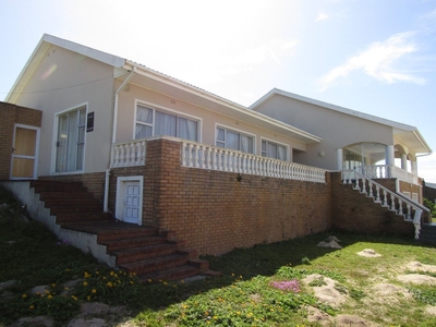 5 Bedroom House For Sale in Pearly Beach