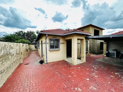 7 Bedroom House For Sale in Cosmo City
