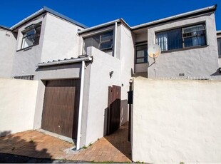 Three Bedroom Townhouse Close to the Beach