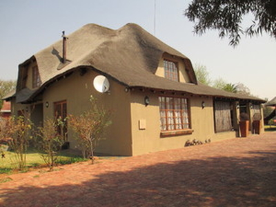 3 bedroom 3 bathroom home for sale, with fully furnished cottage 1bed 1 bath - Parys