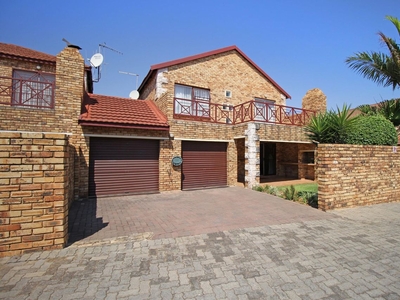 3 Bedroom Townhouse For Sale in Wilgeheuwel