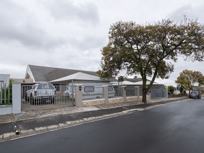 6 Bedroom House For Sale in Parow North