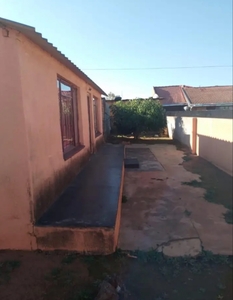 This beautiful 4 room is situated in Block G Soshanguve Shopping center