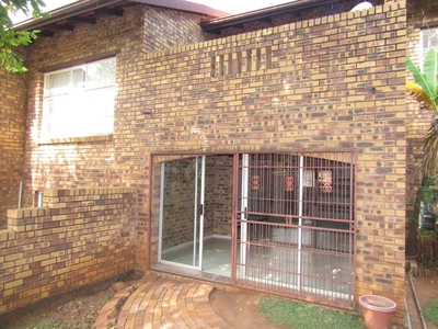 2 Bedroom Townhouse For Sale in Bruma