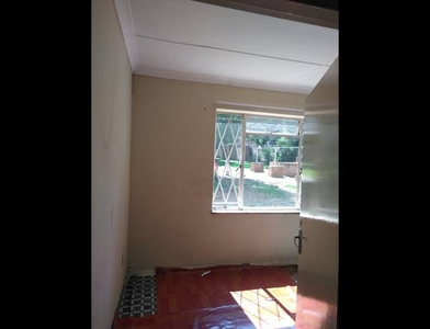 1 bed property to rent in lombardy east