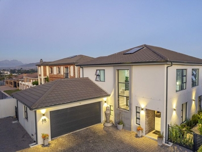 Experience Unrivaled Luxury at Wildersview Estate in Protea Heights
