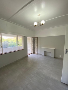 Unfurnished studio apartment to let in Green Point