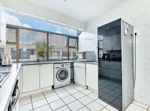 2 Bedroom apartment in Hyde Park For Sale