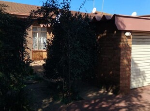 2 Bedroom townhouse - sectional for sale in Delmas