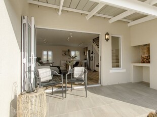 Full-title townhouse in top Winelands location