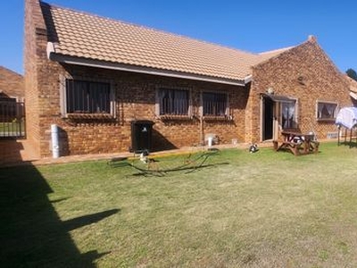 3 Bedroom Townhouse To Let in Denneoord